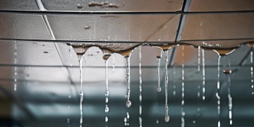 商家楼上漏水物业到底管不管？